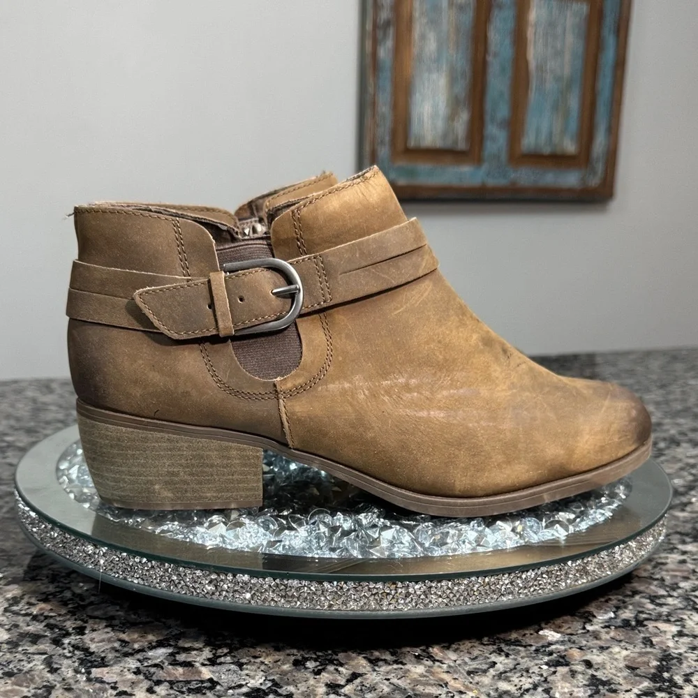 Clarks Tan Ankle Boots with Strap Detail western boho NWT 11